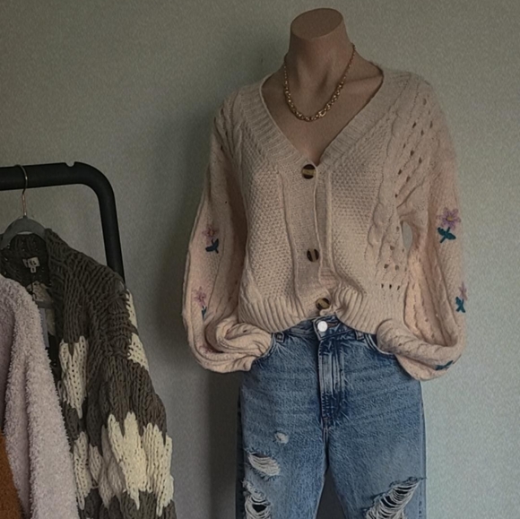 🚨FEW SIZES LEFT// Cream Cardigan - Picture 3 of 4